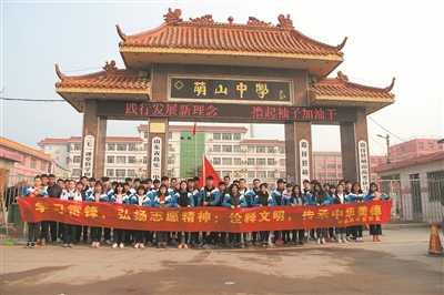 学雷锋志愿者在行动.jpg